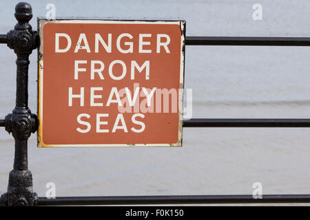 Danger de grosse mer enseigne apposée à rampes sur la promenade à Scarborough Banque D'Images