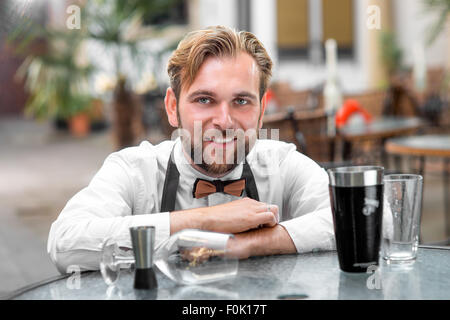 Portrait de barman au restaurant Banque D'Images