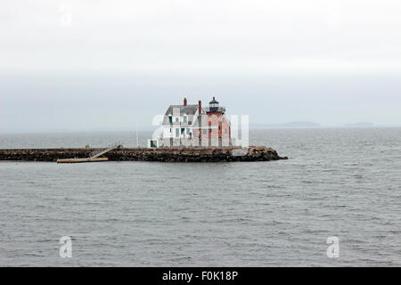 Rockland Breakwater Lighthouse dans le brouillard sur le brise-lames Rockland Harbor Maine Nouvelle Angleterre USA Banque D'Images