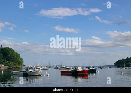 Petit port avec bateaux de pêche Rockport Maine Nouvelle Angleterre USA Banque D'Images