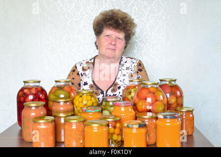 Femme au foyer mature avec des légumes en conserve maison Banque D'Images