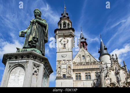 Statue de l'imprimante médiévale Dirk Martens et beffroi, Schepenhuis / échevins à town square à Alost, Flandre orientale, Belgique Banque D'Images