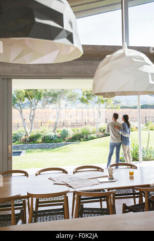 Couple hugging on patio de luxe Banque D'Images