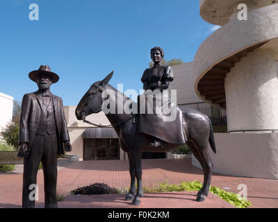 Statue de pionnier et sa femme dans la vieille ville de Scottsdale, Arizona USA Banque D'Images