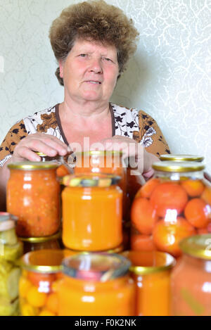 Femme au foyer mature avec des légumes en conserve maison Banque D'Images