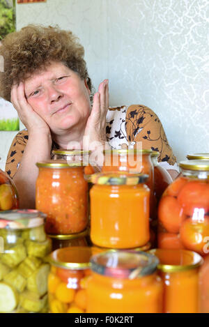 Femme au foyer mature avec des légumes en conserve maison Banque D'Images