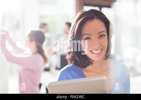 Portrait confident businesswoman with digital tablet Banque D'Images