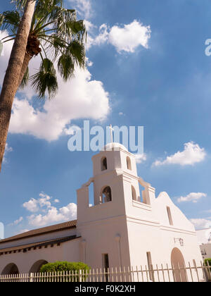 Église dans le style d'une ancienne Mission d'Adobe à Scottsdale en Arizona qui est à la périphérie de Phoenix aux Etats-Unis Banque D'Images