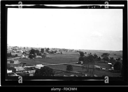 Ces photographies capturent Friars point depuis le point de vue d'un réservoir d'eau. Les images offrent une vue aérienne unique de la région, mettant en valeur le paysage, les bâtiments et les caractéristiques naturelles de Friars point depuis une perspective plus élevée. Banque D'Images