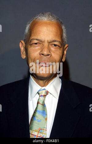 JULIAN BOND (jan. 14, 1940 - 15 août 2015) était un activiste social et leader dans le mouvement des droits civils, homme politique, professeur et écrivain. Il a servi quatre termes dans la chambre des représentants de Géorgie, six termes dans la Géorgie Sénat, président de la National Association for the Advancement of Colored People (1998-2010), et que le premier président de la Southern Poverty Law Center. Photo : Jan 1, 2011 - Los Angeles, Californie, États-Unis - JULIAN BOND assiste à "l'histoire de Rosa Parks'' à l'Harmony Gold Theatre à Hollywood. © Tom Rodriguez/Globe Photos/ZUMAPRESS.com/Alamy Live News Banque D'Images