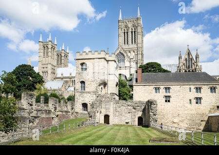 Les vestiges de la cité médiévale du palais épiscopal (construit au xiie siècle) sur le côté sud de la cathédrale de Lincoln en Angleterre. Banque D'Images