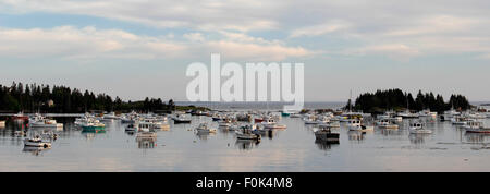 Bateaux de pêche du homard sur front de mer du port de mouillages dans l'île de Vinalhaven Maine Nouvelle Angleterre USA Banque D'Images