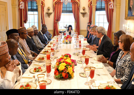 Kerry secrétaire organise un déjeuner de travail pour le président nigérian Buhari Secrétaire Kerry organise un déjeuner de travail pour le président nigérian Buhari Banque D'Images