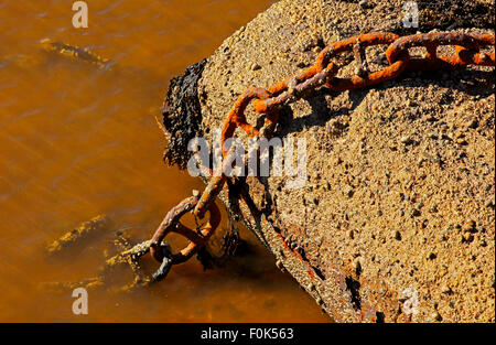 Rusty chaîne marine par une jetée. Banque D'Images