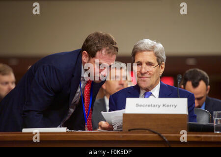 Chef de cabinet du ministère de l'état des discussions en ligne avec des déclarations d'ouverture au cours de Kerry Secrétaire avant de témoigner sur l'affaire du nucléaire iranien avant que des forces armées du Sénat à Washington, D.C., Chef du personnel du Département d'Etat discute avec Kerry Secrétaire plus fine Banque D'Images