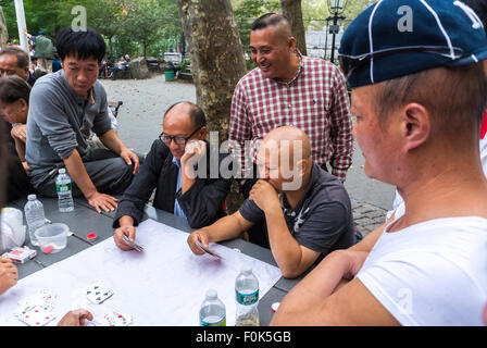 New York City, États-Unis, Groupe Chinois seniors, jouant aux jeux de société chinois traditionnels dans le quartier de Chinatown, dans le parc public, immigrants usa migrants asiatiques aux États-Unis Banque D'Images