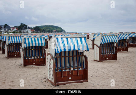 Chaises de plage à capuchon (strandkorb) à la mer Baltique en Allemagne, Travemunde Banque D'Images