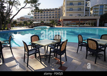 Piscine et restaurant en plein air au Mediterranean resort hotel en Turquie Banque D'Images