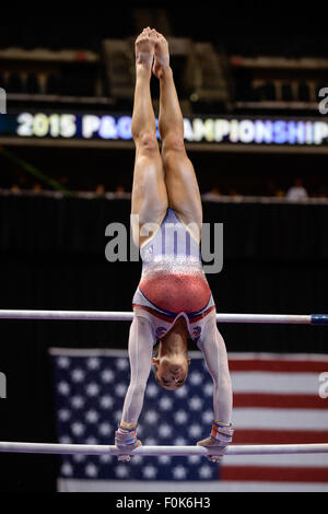 Indianapolis, Indiana, États-Unis. Août 15, 2015. L'olympienne ALEXANDRA RAISMAN rivalise sur bars lors de la finale du 2015 P et G Championnats de gymnastique. © Amy Sanderson/ZUMA/Alamy Fil Live News Banque D'Images