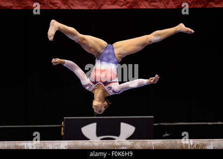 Indianapolis, Indiana, États-Unis. Août 15, 2015. L'olympienne ALEXANDRA RAISMAN rivalise sur poutre lors de la finale du 2015 P et G Championnats de gymnastique. © Amy Sanderson/ZUMA/Alamy Fil Live News Banque D'Images