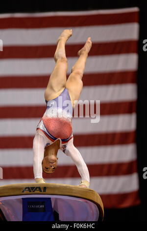 Indianapolis, Indiana, États-Unis. Août 15, 2015. ALEXANDRA RAISMAN olympien fait concurrence au saut lors de la finale du 2015 P et G Championnats de gymnastique. © Amy Sanderson/ZUMA/Alamy Fil Live News Banque D'Images