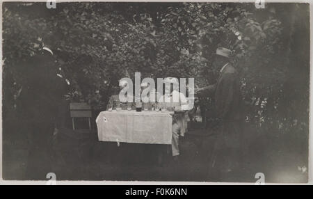 Knut Boije (sur la gauche) assis à une table de jardin avec une société y compris Akseli Gallen-Kallela (derrière un autre homme sur la gauche). Knut Boije (sur la gauche) assis à une table de jardin Banque D'Images