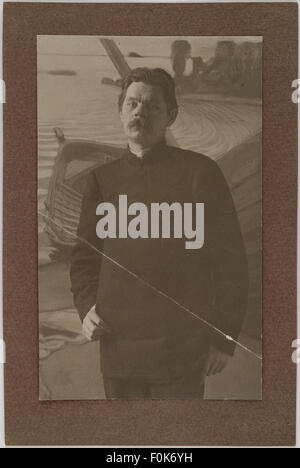 Maxime Gorki en face de la peinture du bateau en se lamentant Axel Gallén's studio Pirtti à Helsinki, ca.1906 ; 3 d'impression de la photographie. Maxime Gorki en face de la peinture du bateau se lamenter Banque D'Images