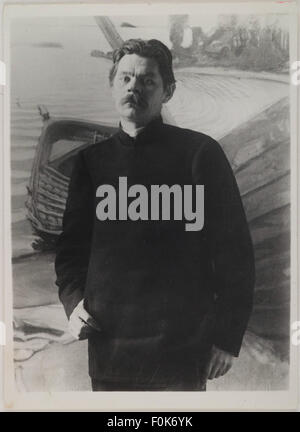 Maxim Gorky, le célèbre écrivain russe, est vu devant le tableau d'Akseli Gallen-Kallela *le bateau lamentable* dans l'atelier de l'artiste Pirtti à Helsinki, vers 1906. Cette photographie, un tirage de l'original, capture l'interaction entre deux personnages clés de l'histoire culturelle finlandaise et russe. Banque D'Images