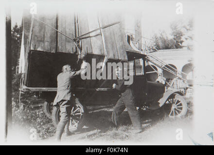 Des études pour le Kalevala fresques prêt à être transporté de Tarvaspää pour le Musée National de Finlande, Akseli Gallen-Kallela avec un autre homme par la voiture, 1928. Imprimer 2 de la photo 1. Des études pour le Kalevala fresques prêt à être transportés à partir de Banque D'Images