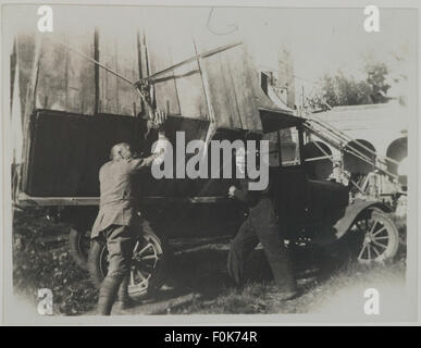 Des études pour le Kalevala fresques prêt à être transporté de Tarvaspää pour le Musée National de Finlande, Akseli Gallen-Kallela avec un autre homme par la voiture, 1928. Imprimer 1 de la photo 1. Des études pour le Kalevala fresques prêt à être transportés à partir de Banque D'Images