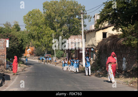 L'Inde ; route d'Udaipur à Jodhpur. Les écoliers. Banque D'Images