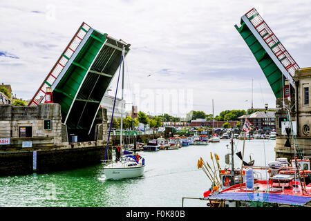 Ouverture du pont de yacht à pont à Weymouth Weymouth, Marina, Weymouth, Dorset et de Portsmouth, Banque D'Images