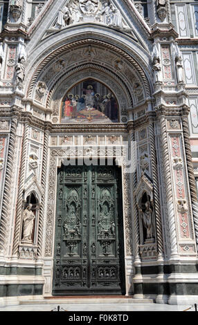 Le portail principal au Duomo, Florence. Datant de 1887 la façade néo-gothique est en vert, blanc et rouge en. Banque D'Images