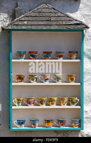 Vue verticale de tasses décorées pour la vente à l'extérieur d'une boutique de cadeaux à Mousehole, Cornwall. Banque D'Images