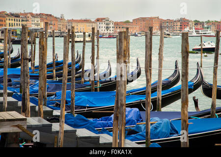 Gondole laqué noir, attaché à l'ancienne jetée en bois au Grand Canal, Venise, Italie 2015 Banque D'Images