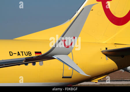 Technologie dans l'aviation commerciale. Gros plan du winglet scindé de scimitar sur l'aile d'un Boeing 737-800 de TUIfly. Aérodynamique et conception d'aéronefs. Banque D'Images