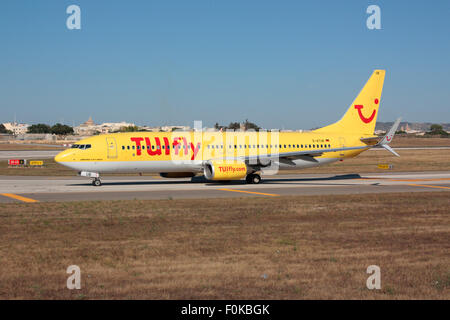 Technologie dans l'aviation commerciale. TUIfly Boeing 737-800 avion de ligne avec les nouvelles cimes scindée en taxi pour le départ de Malte Banque D'Images