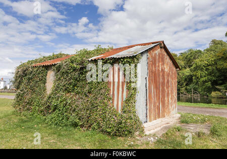 Old rusty corrugated shed, England, UK Banque D'Images