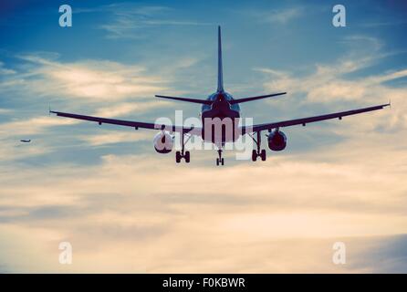 Les avions dans le ciel. L'étalonnage couleur bleu en milieu urbain. Concept de transport aérien. Banque D'Images