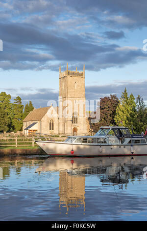 Lumière du soir sur l'église St Mary vierge dans le canal de la netteté, Frampton sur Severn, Gloucestershire, England, UK Banque D'Images