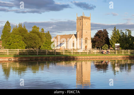 Lumière du soir sur l'église St Mary vierge dans le canal de la netteté, Frampton sur Severn, Gloucestershire, England, UK Banque D'Images