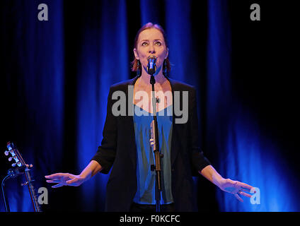 Suzanne Vega performing at Liverpool Philharmonic Hall avec : Suzanne Vega Où : Liverpool, Royaume-Uni Quand : 16 Juin 2015 Banque D'Images