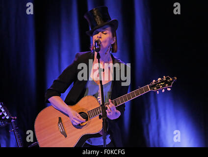 Suzanne Vega performing at Liverpool Philharmonic Hall avec : Suzanne Vega Où : Liverpool, Royaume-Uni Quand : 16 Juin 2015 Banque D'Images