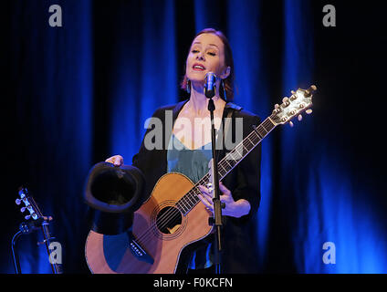 Suzanne Vega performing at Liverpool Philharmonic Hall avec : Suzanne Vega Où : Liverpool, Royaume-Uni Quand : 16 Juin 2015 Banque D'Images