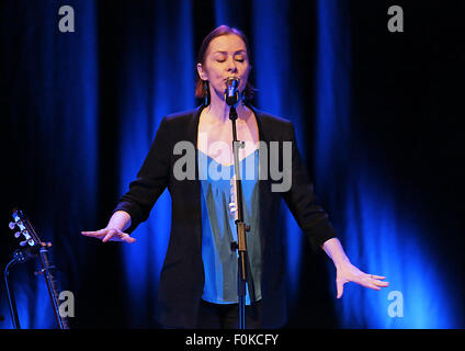 Suzanne Vega performing at Liverpool Philharmonic Hall avec : Suzanne Vega Où : Liverpool, Royaume-Uni Quand : 16 Juin 2015 Banque D'Images