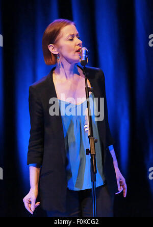 Suzanne Vega performing at Liverpool Philharmonic Hall avec : Suzanne Vega Où : Liverpool, Royaume-Uni Quand : 16 Juin 2015 Banque D'Images