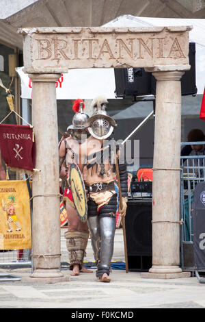 Londres, Royaume-Uni. 16 août, 2015. Live action Gladiator montrent au Guildhall Yard. Les gladiateurs professionnels il bataille en cour, le site Guildhall de Londres est qu'amphithéâtre romain. Les reconstructions du gladiator-style jeux une fois tenu dans l'ancienne Londinium a eu lieu devant une foule joyeuse et l'empereur qui décident qui va se rendre à marche warrior gratuitement en fonction de leur rendement. Credit : Nathaniel Noir/Alamy Live News Banque D'Images