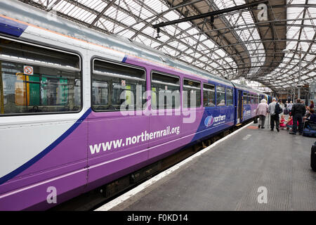 Le nord de la ligne de chemin de fer sur la plate-forme à la gare de Liverpool Lime Street England UK Banque D'Images