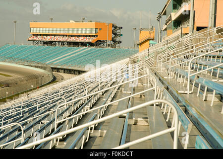 Montrant l'intérieur de sièges vides à Homestead Miami Speedway stadium, Floride, États-Unis Banque D'Images
