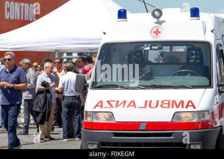 Catane, Italie. 17 août, 2015. La Croix Rouge italienne. Credit : Simone Genovese/Alamy Live News Banque D'Images